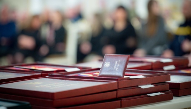 Зеленський відзначив нагородами воїнів та передав відзнаки родинам загиблих героїв