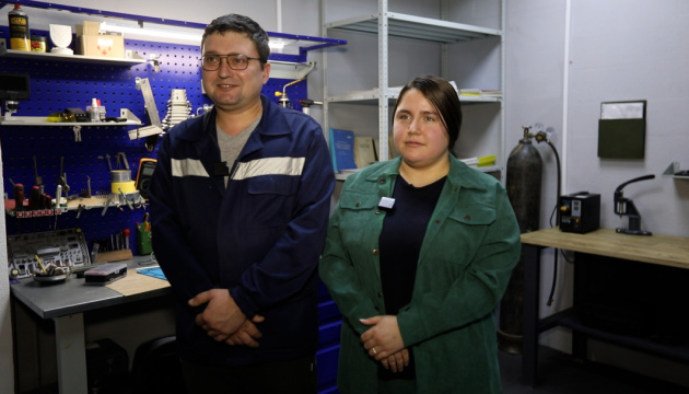 Втратили дім у Бахмуті, але не одне одного. Як подружжя ремонтує оптику для фронту в Силах логістики