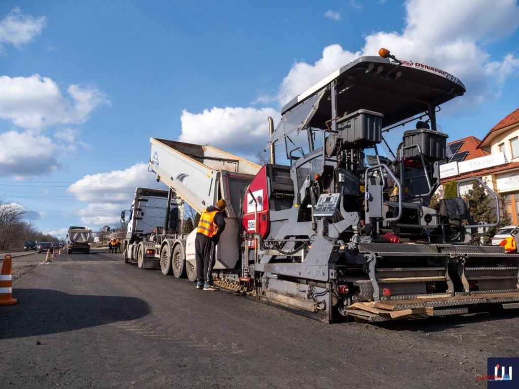 На дорогах Буковини ліквідовують ями: вже відремонтували понад 8 тисяч “квадратів” покриття