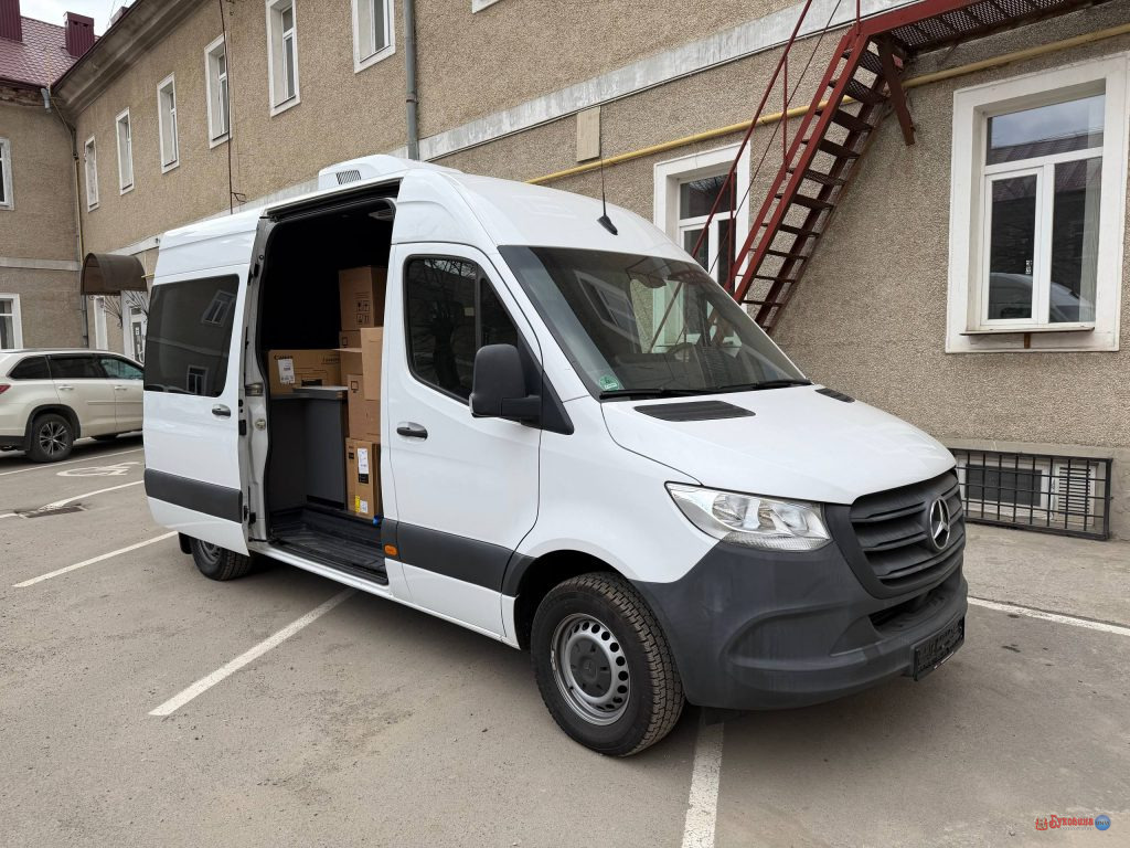 У Чернівцях презентували мобільний ЦНАП та нове обладнання. Які послуги надаватиме