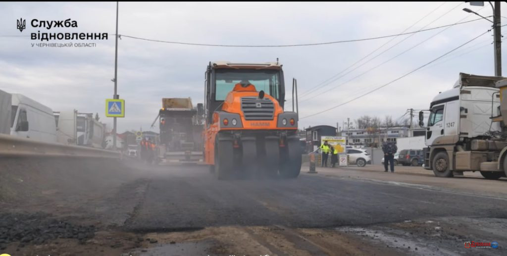 На Буковині ремонтують ділянку траси М-19 у межах села Коровія